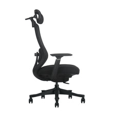 Silla ergonómica Hayate de perfil, mostrando la curva del respaldo de malla, el cabezal regulable y el mecanismo reclinable